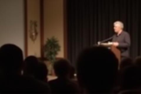 Pessoa falando em um evento literário